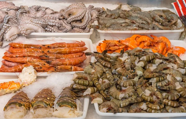 Mariscos y mariscos en un mercado — Foto de Stock