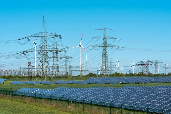 Ανανεώσιμες πηγές ενέργειας και σταθμός αναμετάδοσης — Φωτογραφία Αρχείου