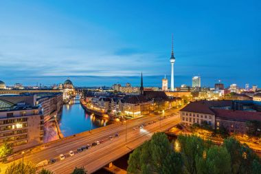 Berlin siluetinin alacakaranlıkta