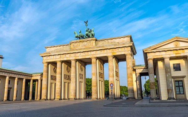 Brama Brandenburska w Berlinie po wschodzie słońca — Zdjęcie stockowe