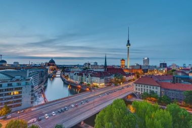 Berlin'in merkezinde alacakaranlıkta
