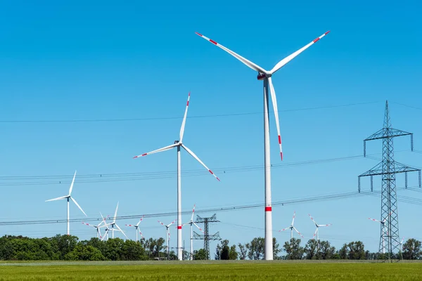 Enerji iletim hatları ve windwheels Almanya'da — Stok fotoğraf