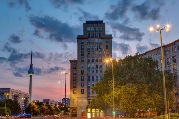 Tramonto alla Strausberger Platz di Berlino — Foto Stock