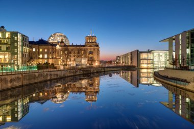 Reichstag ve güneş battıktan sonra Spree Nehri