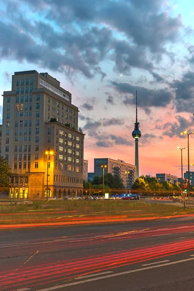 The Strausberger Platz en Berlín después del atardecer —  Fotos de Stock