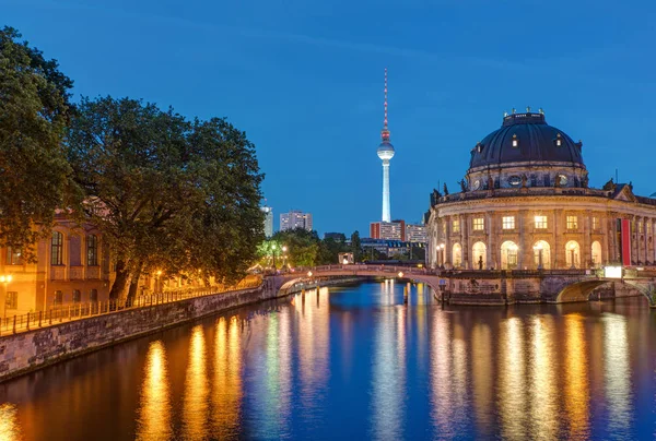 Bode muzeum a televizní věž v Berlíně — Stock fotografie