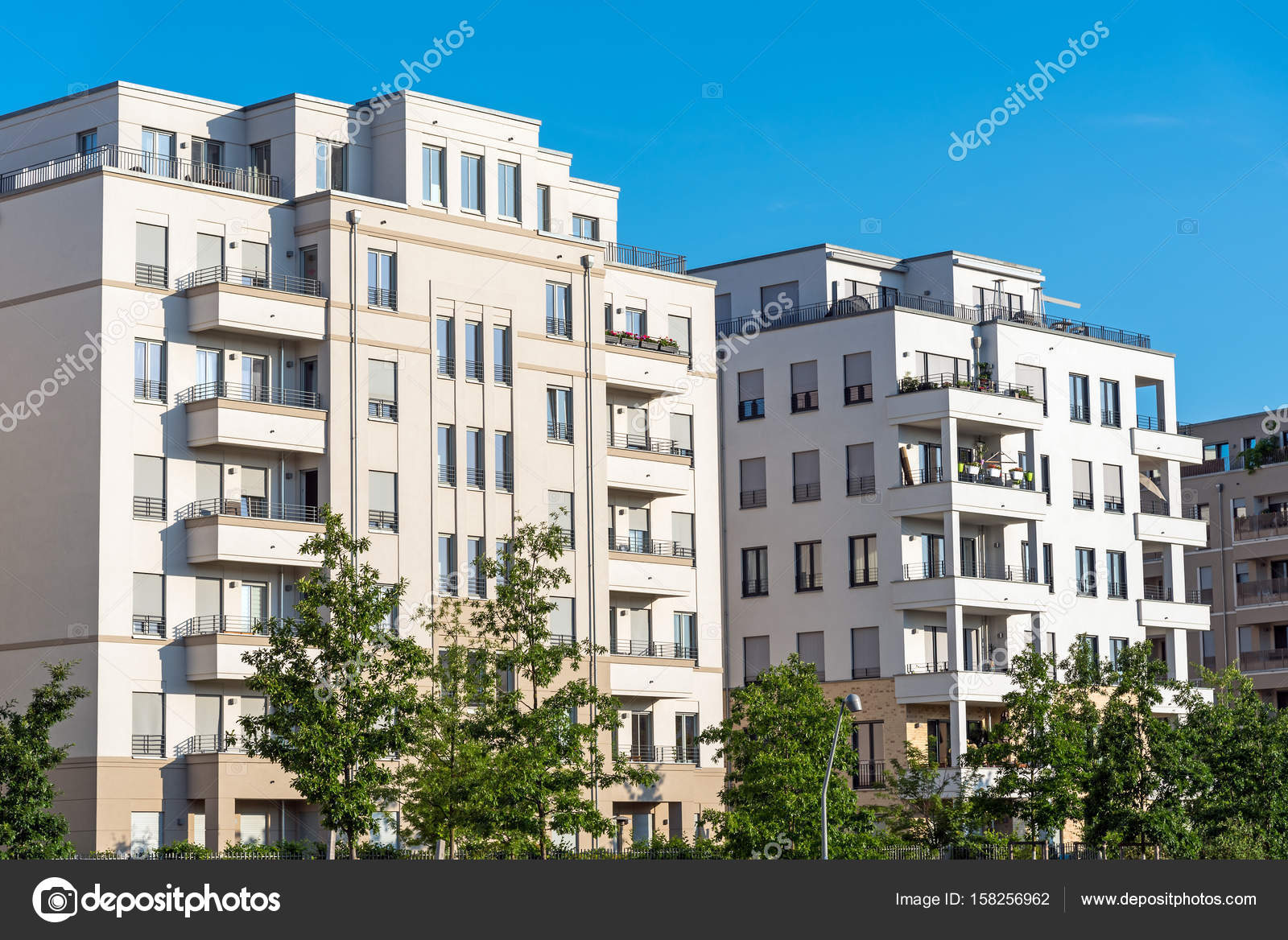 реновация чехия. фасады многоэтажных зданий. многоквартирный дом. современные многоквартирные дома. белый мкд.