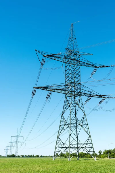 Strommasten und Hochspannungsleitungen — Stockfoto