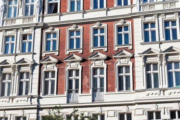 Fassaden einiger alter sanierter Häuser in Berlin — Stockfoto