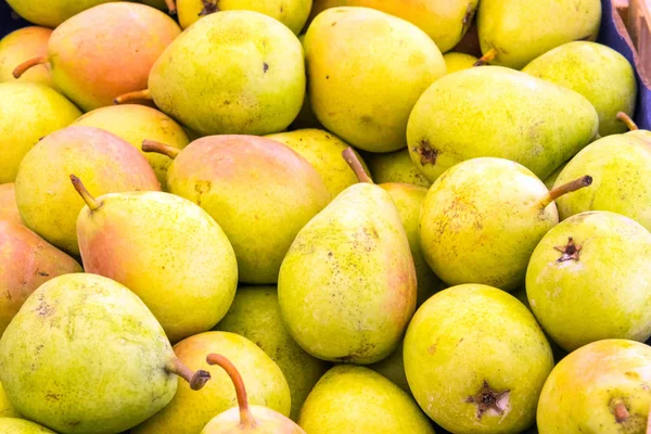 Gele peren te koop op een markt — Stockfoto