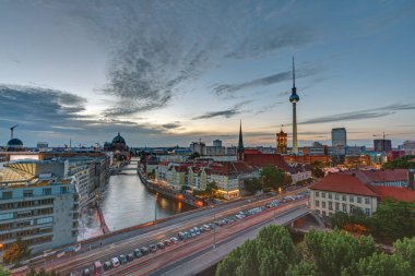 Berlin'in merkezinde alacakaranlıkta