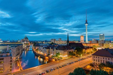 Ünlü televizyon kulesi ile şehir merkezinde Berlin