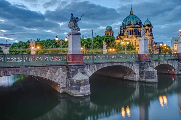 Katedral ve Berlin Schlossbruecke