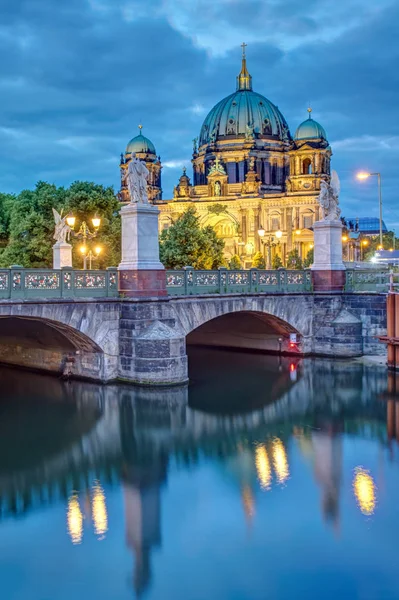 Schlossbruecke i Katedra w Berlinie — Zdjęcie stockowe