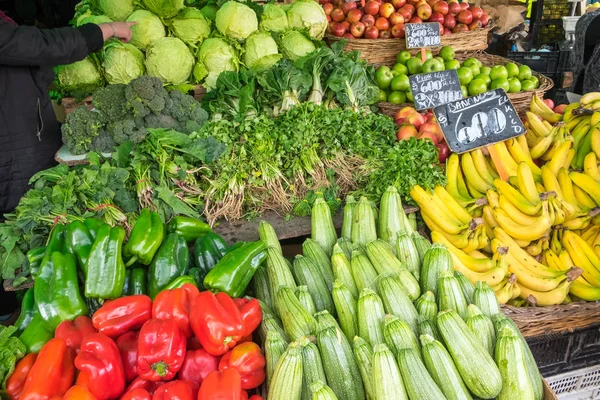 Groenten te koop op een markt — Stockfoto