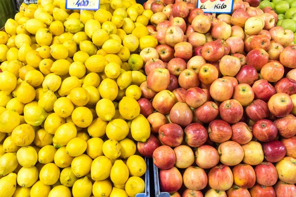 リンゴとレモン市場で販売の — ストック写真