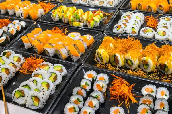 Gran variedad de rollos de sushi — Foto de Stock