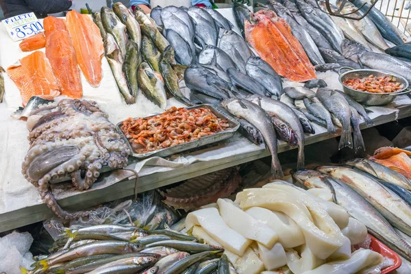 Pesce e frutti di mare in un mercato a Santiago — Foto Stock