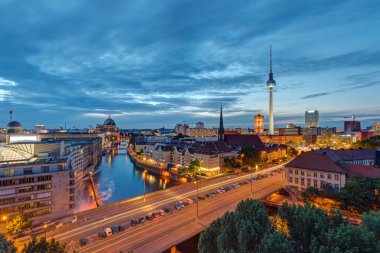 Ünlü televizyon kulesi ile şehir merkezinde Berlin
