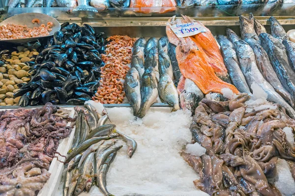 Peixes e frutos do mar frescos no Mercado Central em Santiago — Fotografia de Stock