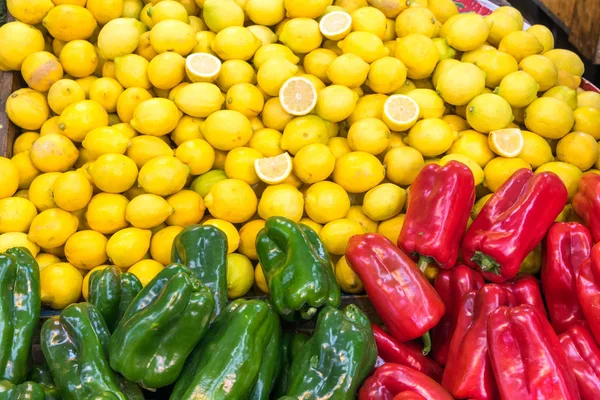 Paprika und Zitronen zum Verkauf — Stockfoto