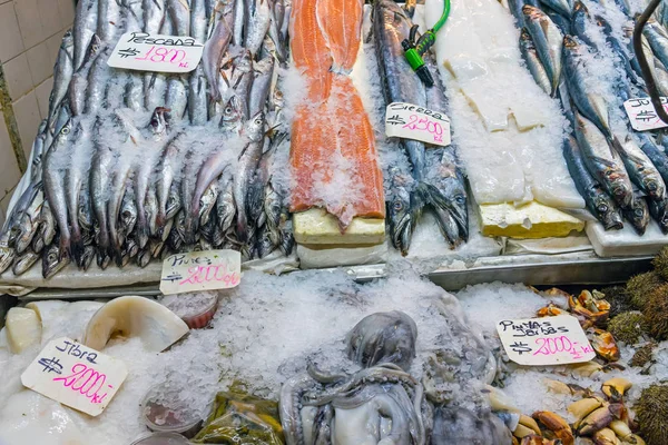 Peixes e frutos do mar no Mercado Central em Santiago — Fotografia de Stock