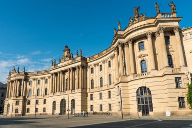 Unter den Linden bulvarı Berlin, eski tarihi bina