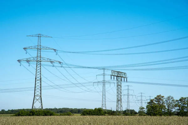 Pylons elétricos e linhas de transmissão — Fotografia de Stock