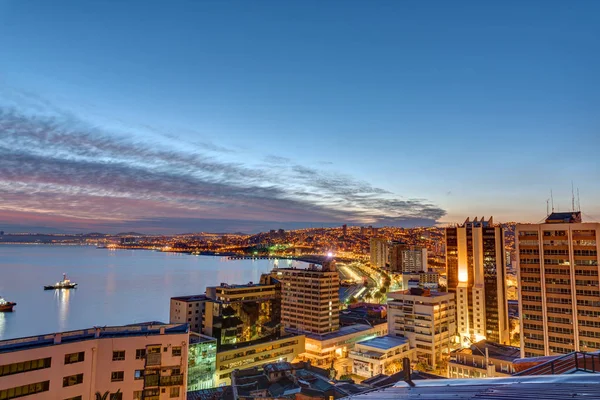 Uitzicht over Valparaiso in Chili voor zonsopgang — Stockfoto