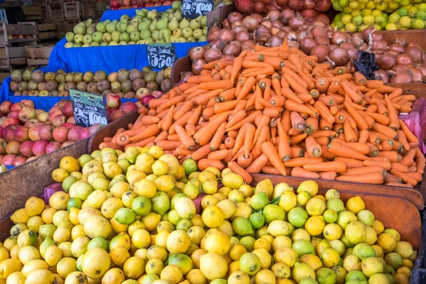 Montones de frutas y verduras para la venta —  Fotos de Stock