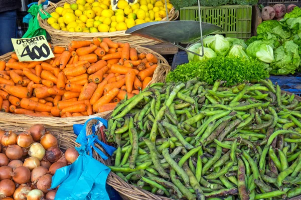 Groenten te koop op een markt — Stockfoto