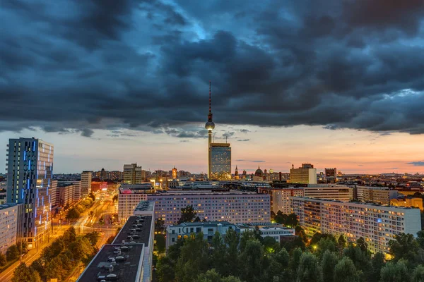 Mroczne niebo o zachodzie słońca nad centrum Berlina — Zdjęcie stockowe