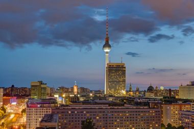 Alacakaranlıkta televizyon kulesi ve şehir merkezinde Berlin
