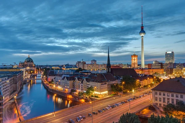 Ünlü televizyon kulesi ile şehir merkezinde Berlin