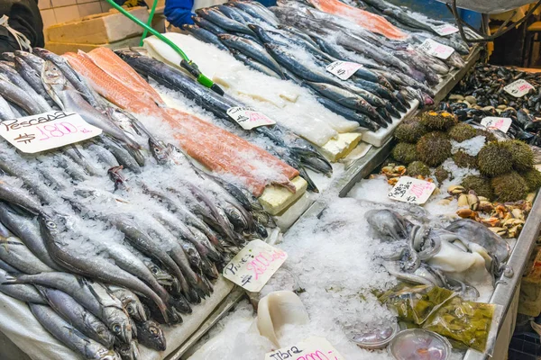 Mořské plody a ryby na tržišti v Santiagu — Stock fotografie