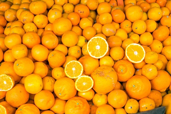 Свежие спелые апельсины на рынке — стоковое фото