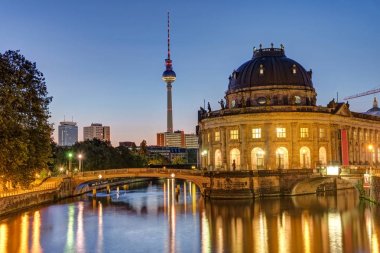 Berlin'de Bode Müzesi, televizyon kulesi ve Spree Nehri