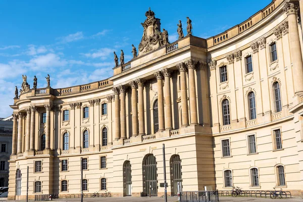 Gammal historisk byggnad på boulevarden Unter den Linden i Berlin — Stockfoto