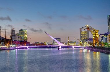 Puerto Madero ve gün batımında Buenos Aires Puente de la mujer