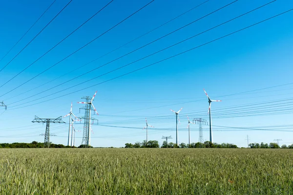 Centrais eólicas e linhas de transmissão de energia na Alemanha — Fotografia de Stock