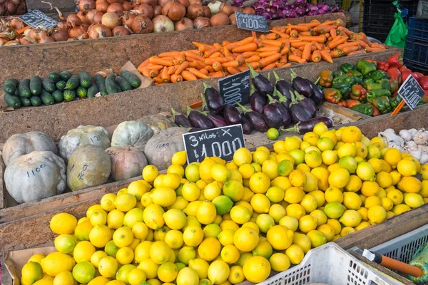 Limones y verduras para la venta en un mercado —  Fotos de Stock
