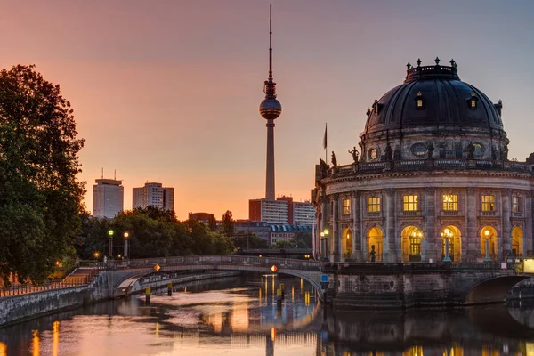 Nascer do sol no Bode-Museum em Berlim — Fotografia de Stock