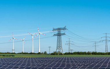 Güneş enerjisi panelleri, Rüzgar güç ve elektrik direkleri