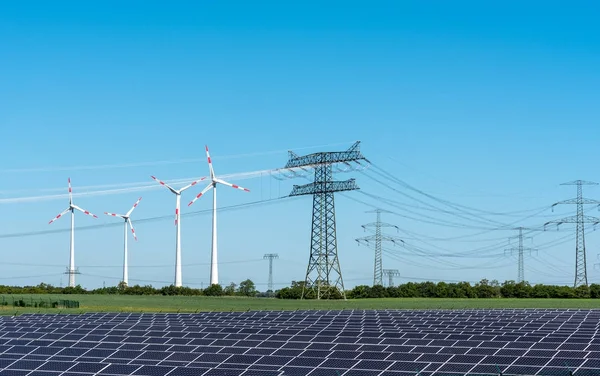 Painéis de energia solar, energia eólica e postes de eletricidade — Fotografia de Stock