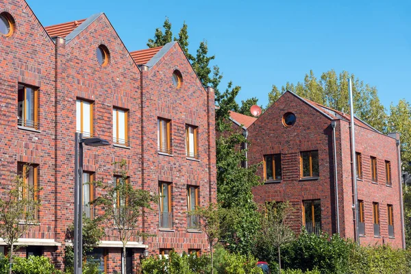 Casas adosadas con ladrillos rojos en Berlín —  Fotos de Stock