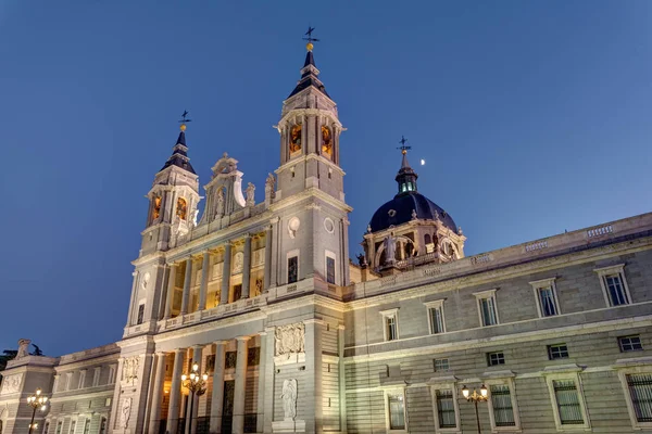 Almudena katedralen i Madrid – stockfoto
