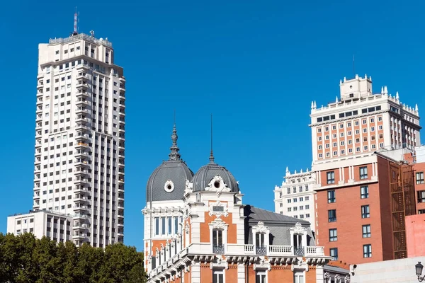 西班牙马德里的典型建筑 — 图库照片