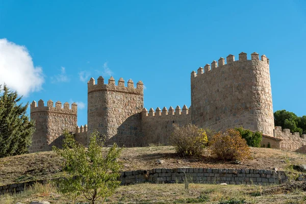 De imposante middeleeuwse stadsmuur van Avila — Stockfoto