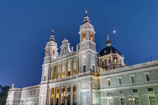 Den Berömda Almudena Katedralen Madrid Skymningen — Stockfoto