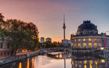 Arka tarafta televizyon kulesi ile Berlin müze Adası'nda güzel gündoğumu